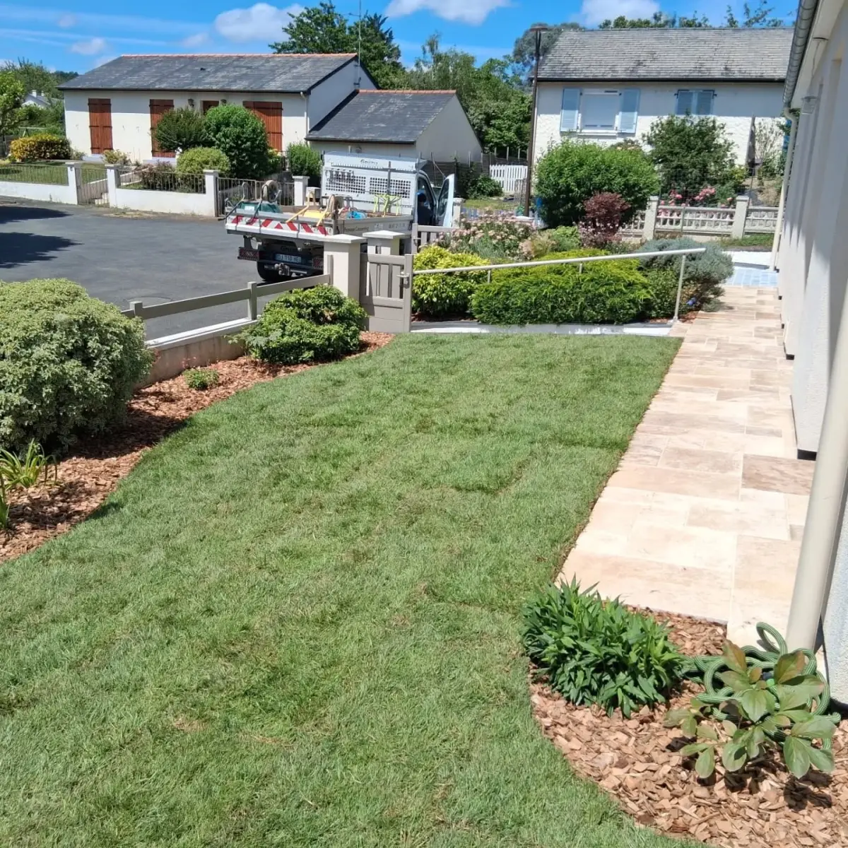 Vue d’ensemble du jardin réaménagé à Bouchemaine