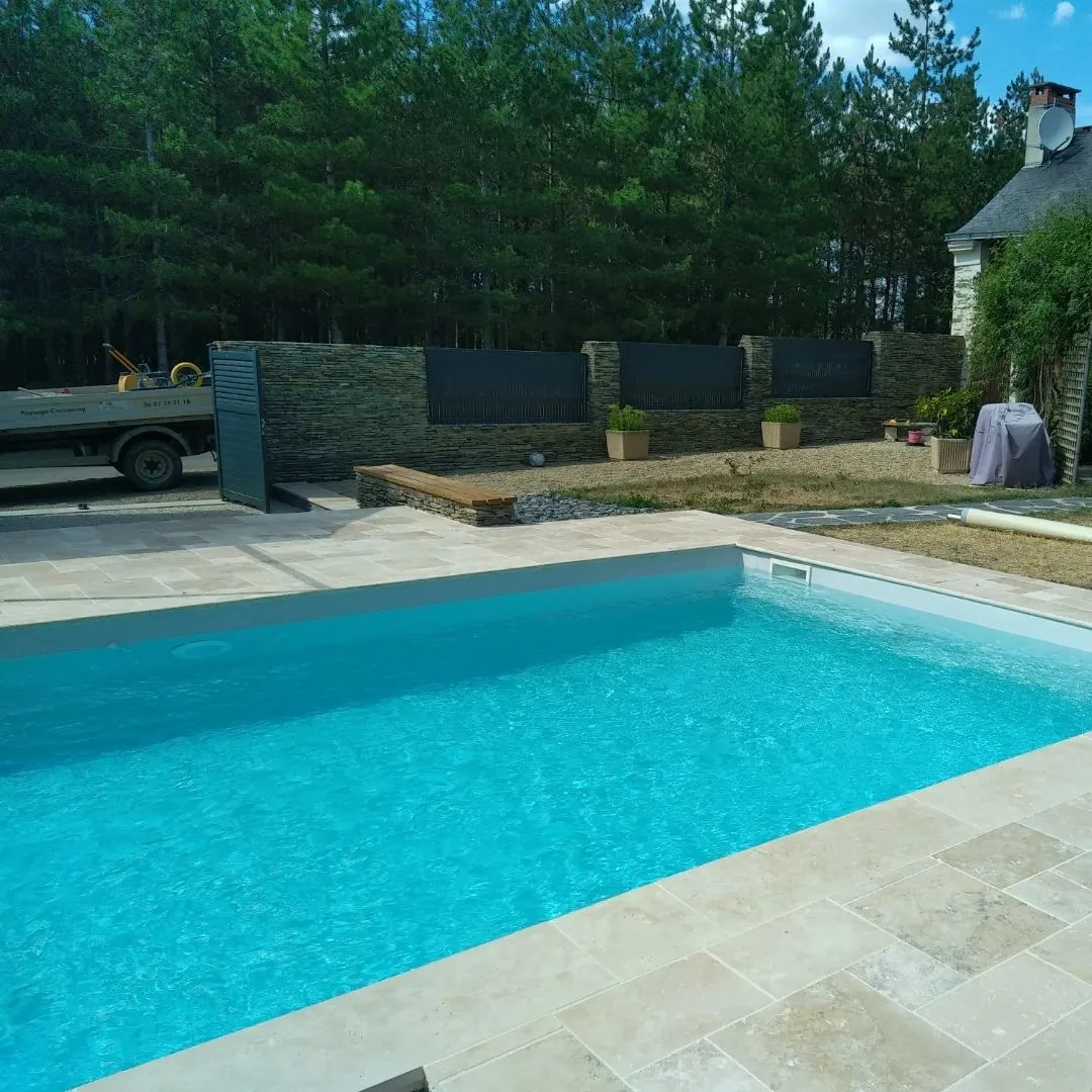 Après les travaux : terrasse et abords de piscine aménagés
