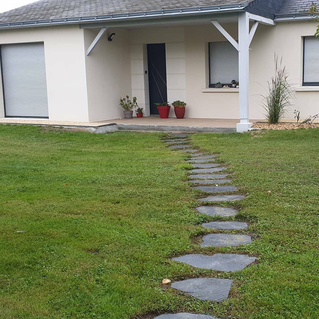 Avant les travaux : chemin engazonné dans le jardin