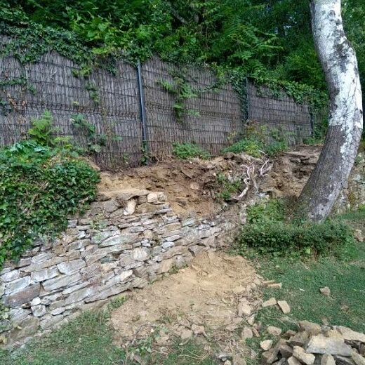 Avant les travaux : talus en terre au pied d’une clôture
