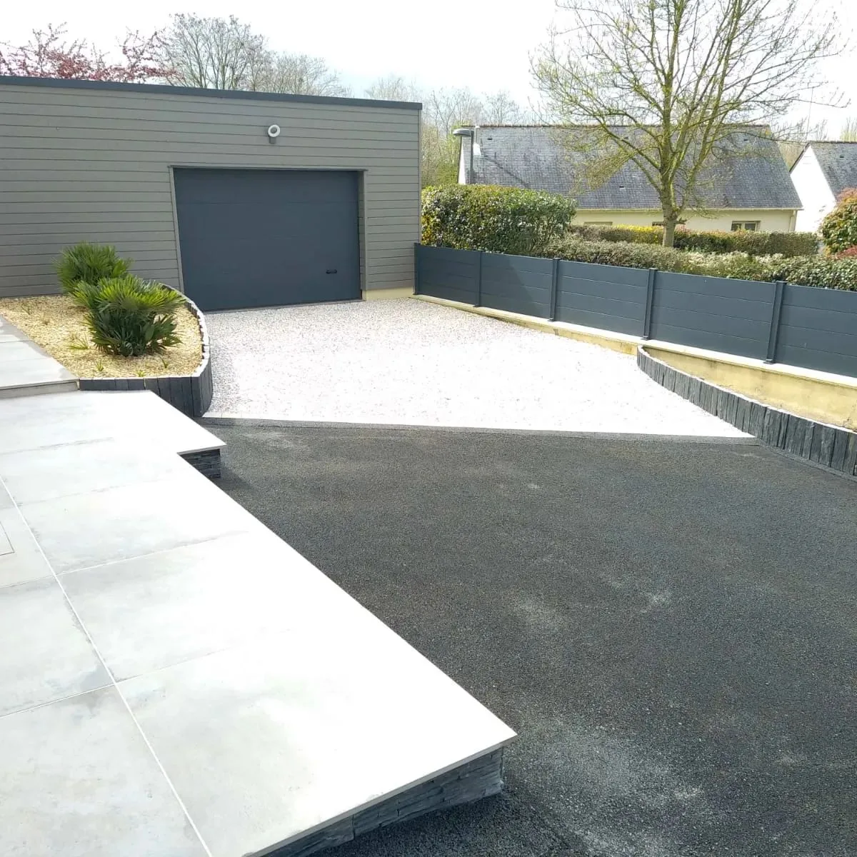 Après les travaux : accès au garage aménagé avec gravier et enrobé