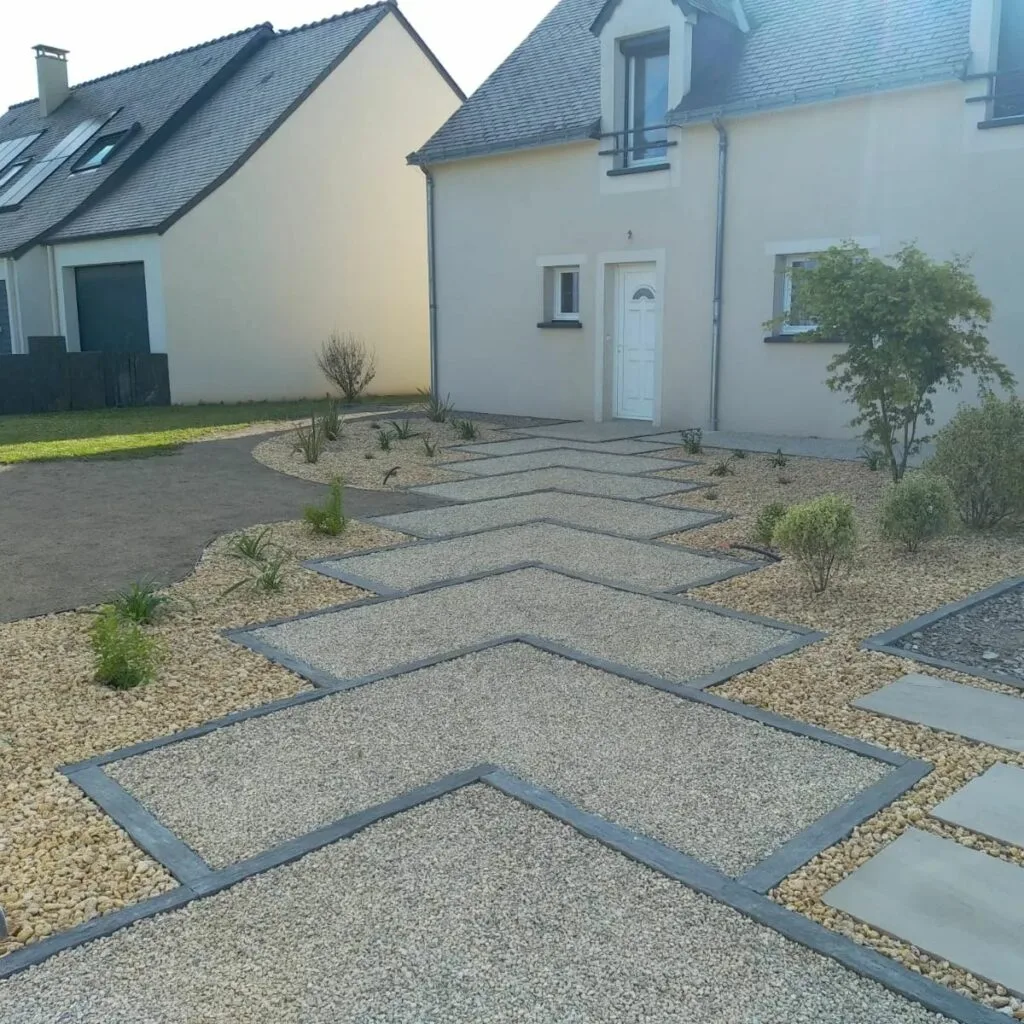 Après les travaux : cheminement minéral et espaces plantés devant la maison