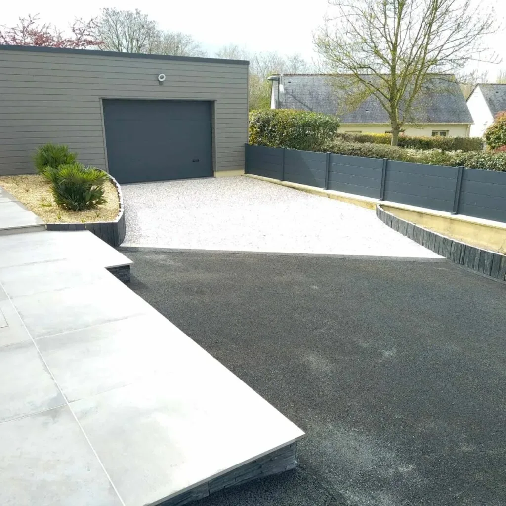 Après les travaux : cour minérale, accès au garage et massif planté