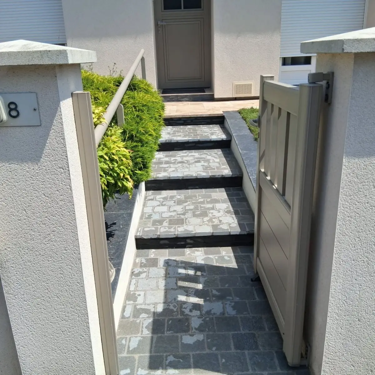 Escalier pavé avec contremarches habillées d’ardoise