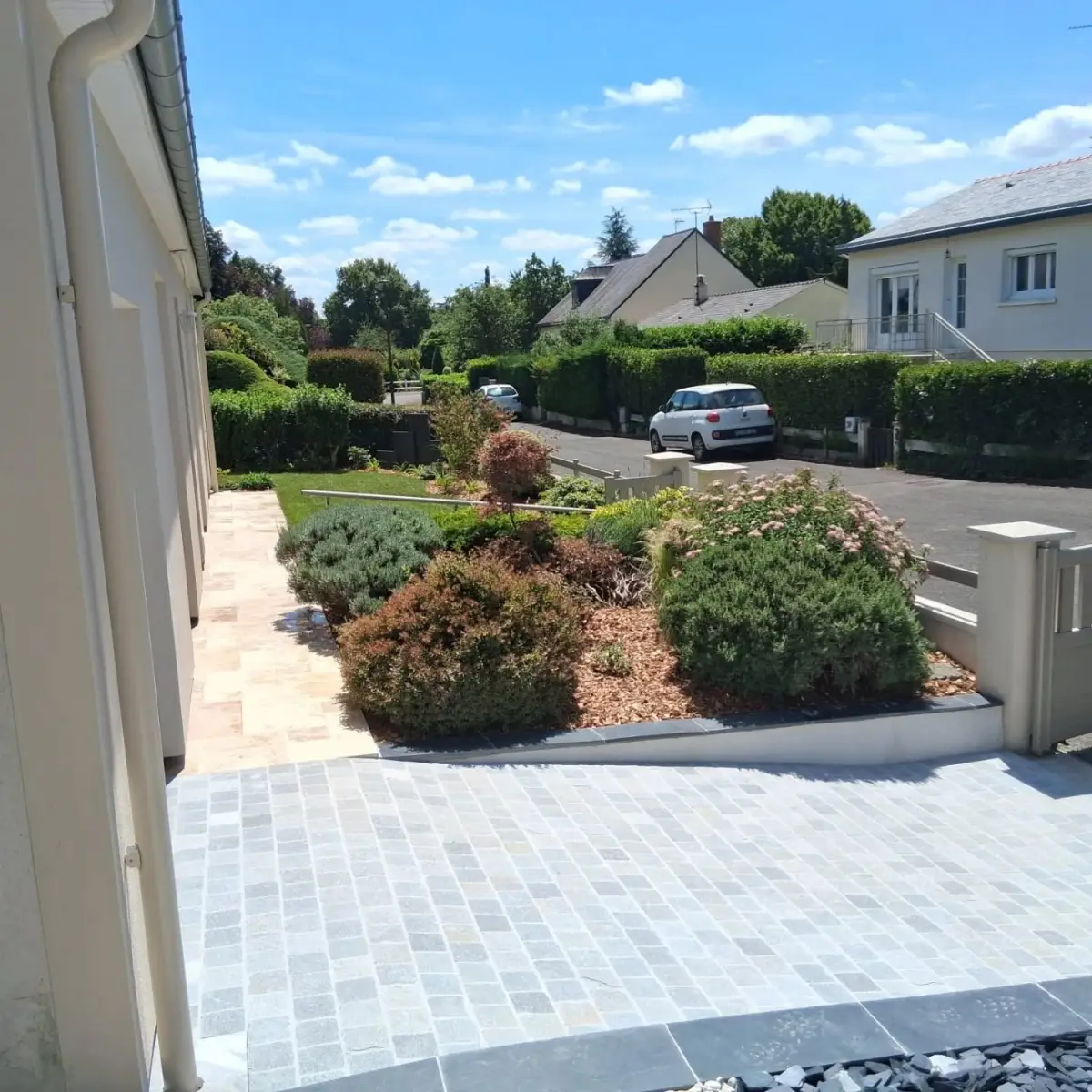 Dallage et pavage en pierre naturelle réalisés dans un jardin à Bouchemaine