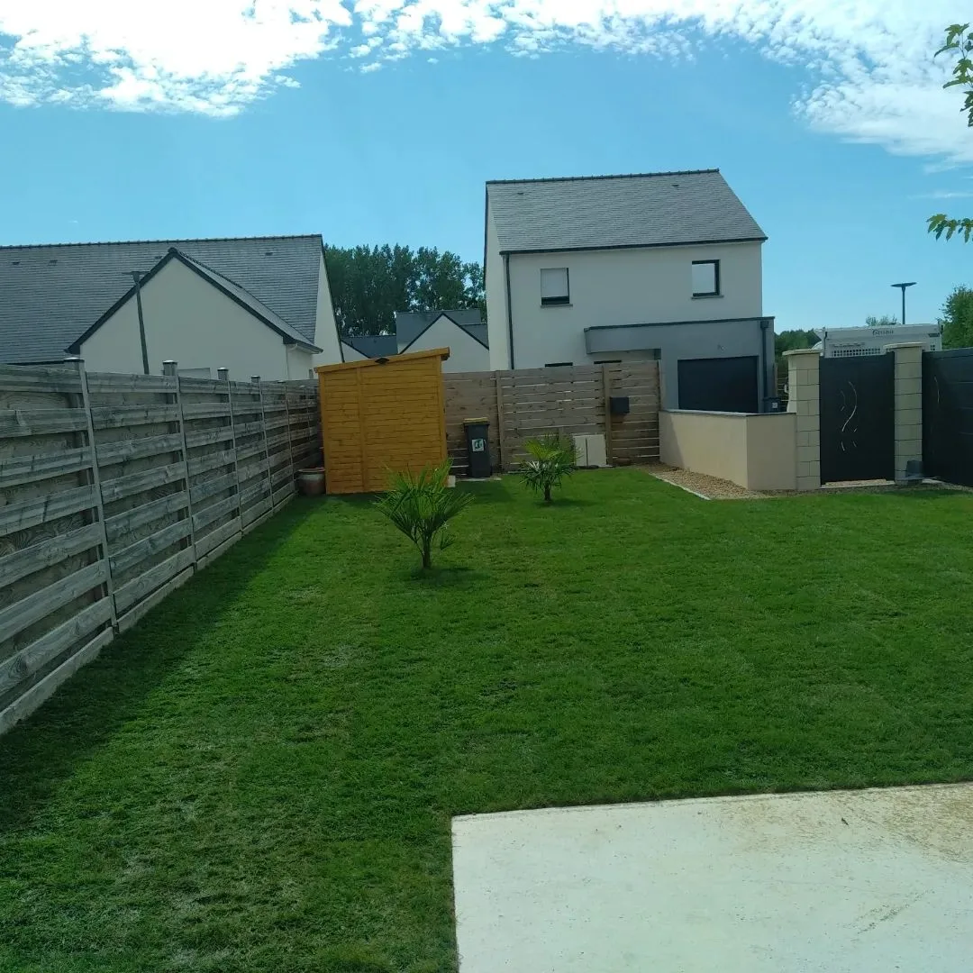 Après les travaux : pelouse aménagée dans le jardin