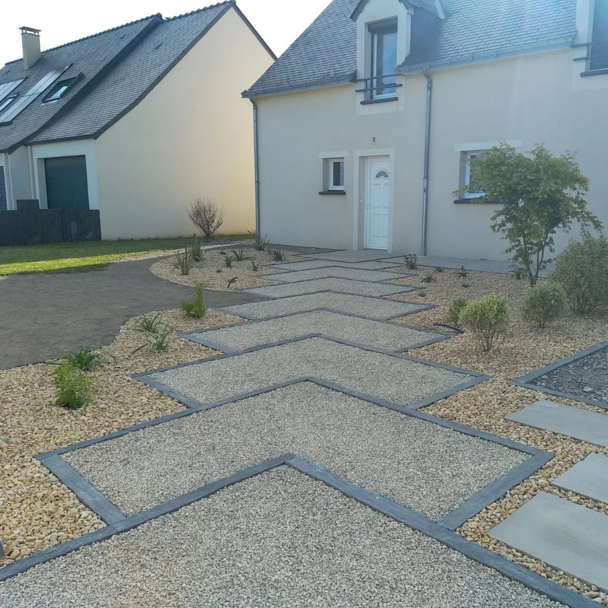 Après les travaux : cheminement minéral structuré devant la maison