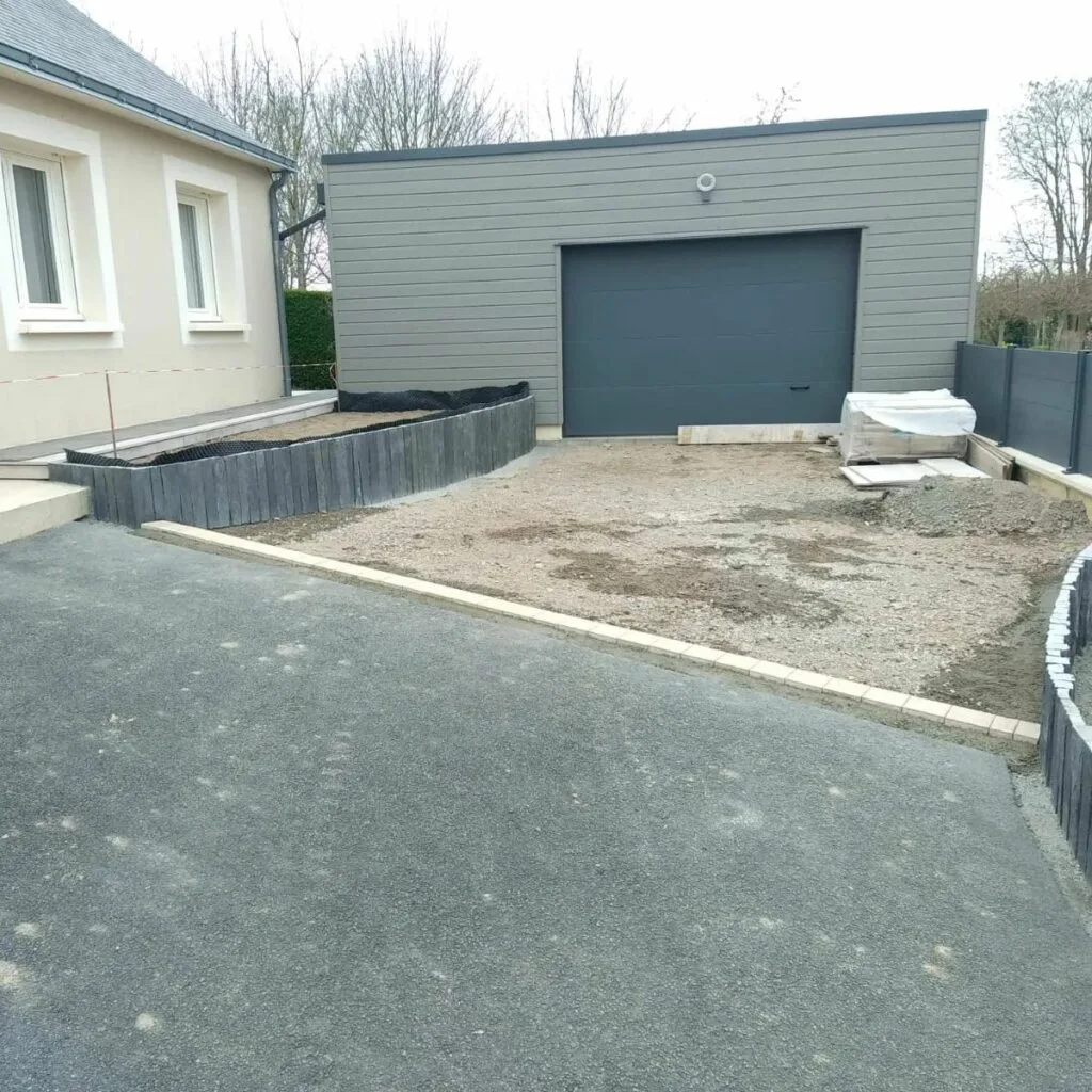 Avant les travaux : cour et accès au garage en préparation