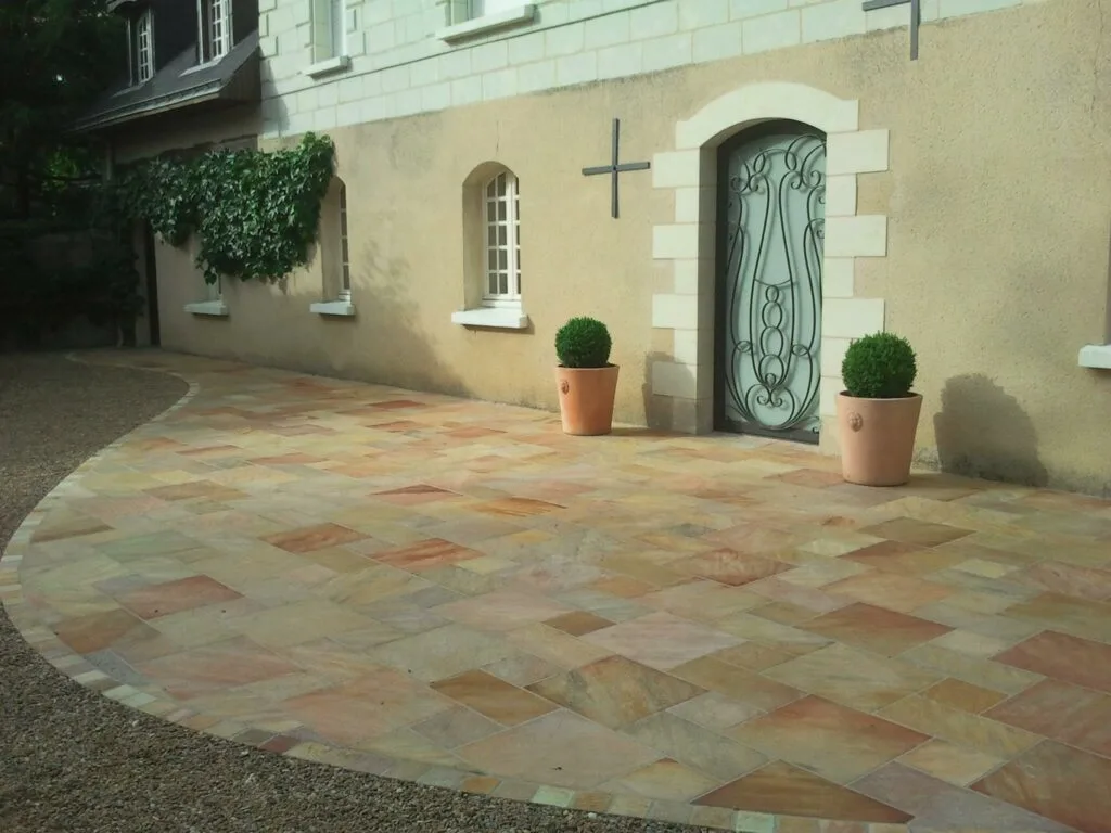 Jardin structuré avec cheminement et espaces plantés