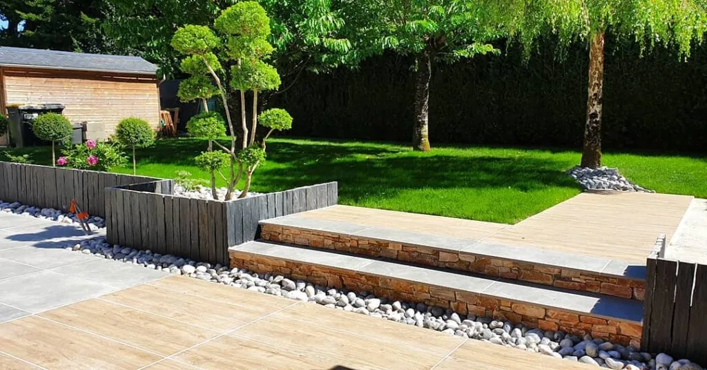 Aménagement paysager avec terrasse et plantations réalisé par Paysage Cocooning